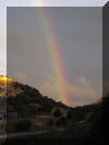 El arco iris se presenta cerca del Manadero.